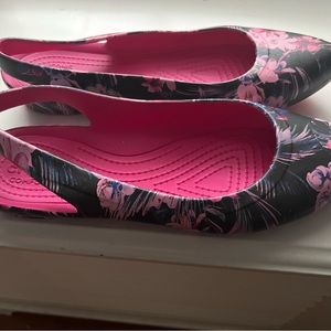 Size 8  Crocs Slingback Black Floral Ballet Flats Shoes